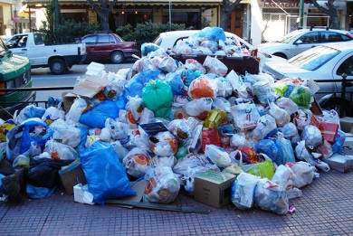 Εντείνεται το πρόβλημα με τα σκουπίδια στους δρόμους της Πάτρας