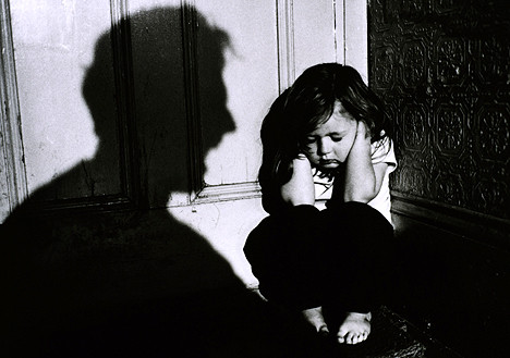 Αύξηση της παιδικής κακοποίησης και του κινδύνου φτώχειας για τα παιδιά