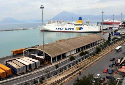 Ιδιοκτήτες φορτηγών απέκλεισαν το λιμάνι της Πάτρας