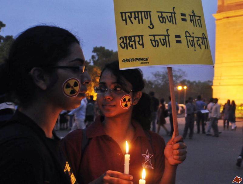 Σοβαρά επεισόδια μεταξύ αστυνομίας και Ινδών ακτιβιστών κατά των πυρηνικών