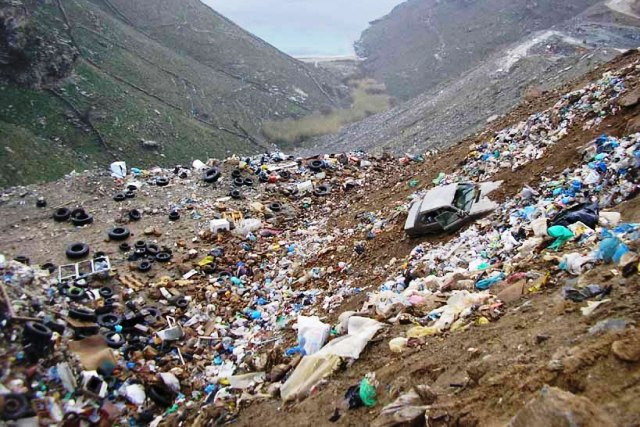 Ξανανοίγει η παράνομη χωματερή της Άνδρου, ενώ τα σκουπίδια της πλέουν στο Αιγαίο