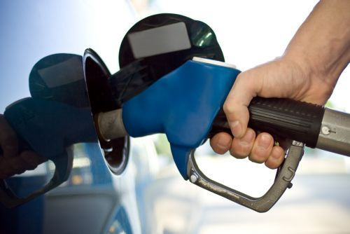 Επιβολή πλαφόν στην τιμή της βενζίνης σε 13 νομούς