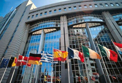 WSJ: «Διχασμός στην Ευρωζώνη για το ελληνικό χρέος»
