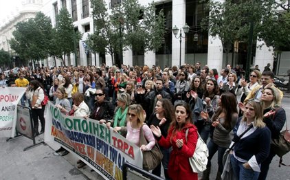 Μείωση των συμβασιούχων στο δημόσιο κατά το ήμισυ εξετάζει η κυβέρνηση