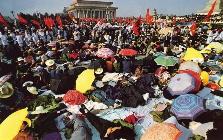 13/5/1989: Χιλιάδες διαδηλωτές ξεκινούν απεργία πείνας στην πλατεία Tiananmen