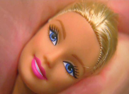 Συνομιλώντας με ένα κεφάλι Barbie σε διαφήμιση καφέ