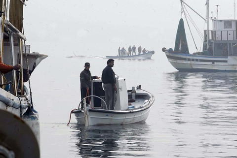 «Μπόνους» σε ψαράδες για να συλλέξουν τα θαλάσσια απορρίμματα