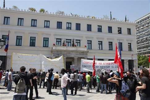 Συγκέντρωση διαμαρτυρίας έξω από το δημαρχείο της Αθήνας