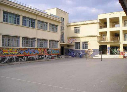 Αίγιο: Ετοιμόρροπο κτίριο σε αυλή σχολείου από το 1995