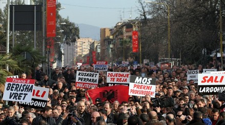 Με λαϊκή εξέγερση προειδοποιεί το αλβανικό Σοσιαλιστικό Κόμμα