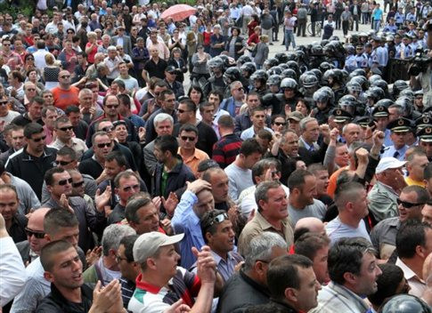 «Φλερτ» με την πολιτική σύγκρουση στην Αλβανία για το Δήμο Τιράνων