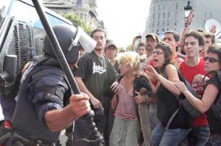 Ισπανία: έρευνα για υποκίνηση βίας από αστυνομικό εναντίον των «Αγανακτισμένων»