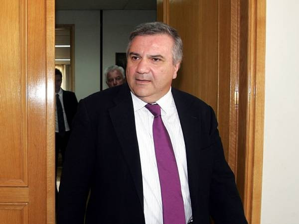Ελεύθεροι 9 προσαχθέντες έξω στο πολιτικό γραφείο του Χ. Καστανίδη