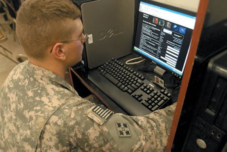 Η Αμερική στρατολογεί «γκουρού» των social media για το Αφγανιστάν
