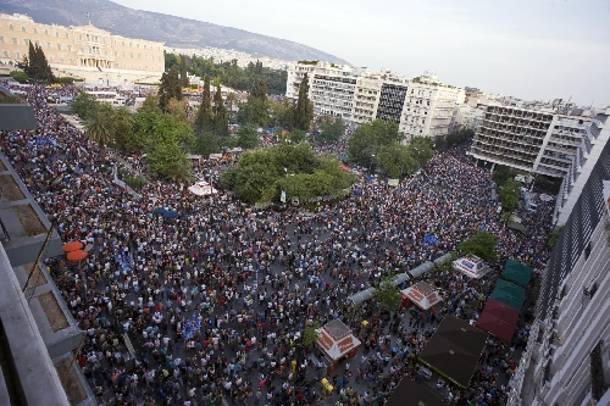 Επιστρέφει στην πλατεία Συντάγματος ο κόσμος