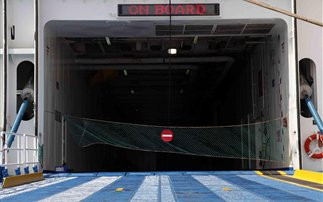 Συγκέντρωση του ΠΑΜΕ στους καταπέλτες πλοίων στο Βόλο