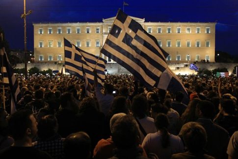 FT Deutschland: «Αναρχικοί και εθνικιστές ανάμεσα στους Αγανακτισμένους»