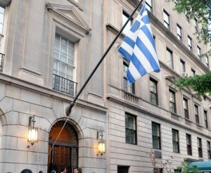Συγκέντρωση συμπαράστασης έξω από το ελληνικό προξενείο στη Νέα Υόρκη