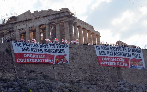 Νέο πανό του ΠΑΜΕ στην Ακρόπολη