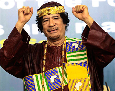 Απορρίπτει τα εντάλματα σύλληψης του ΔΠΔ ο Καντάφι