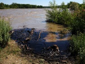 Πετρελαιοκηλίδα 40 χλμ από διαρροή σε αγωγό σε ποταμό στις ΗΠΑ
