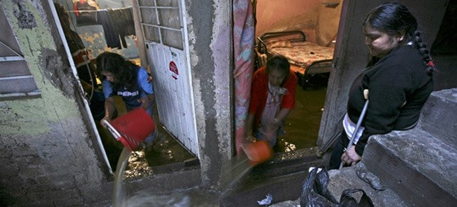 Δεκαεννιά νεκροί και 300.000 άστεγοι από την τροπική καταιγίδα στο Μεξικό