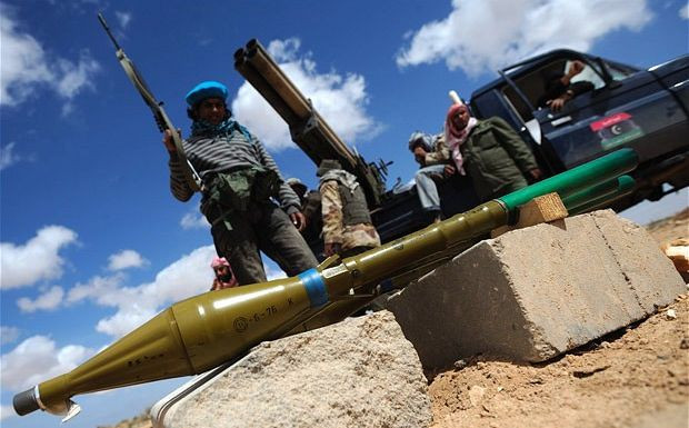 Σταματά τις ρίψεις όπλων προς τους Λίβυους εξεγερμένους η Γαλλία