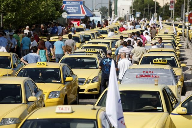 Αυτοκινητοπομπή και διαμαρτυρία προς το υπουργείο Υποδομών από ιδιοκτήτες ταξί