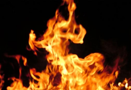 Κινδύνευσαν κάτοικοι πολυκατοικίας από φωτιά σε κατάστημα στον Κολωνό