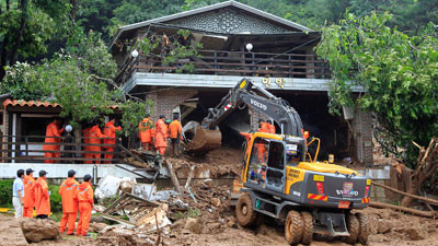 Τουλάχιστον 53 νεκροί από πλημμήρες και κατολισθήσεις στη Νότια Κορέα