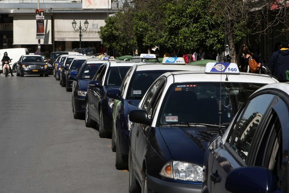 Κέρκυρα: Αυτοκινητιστές ταξί τα έκαναν «λίμπα» στα γραφεία του ΠΑΣΟΚ
