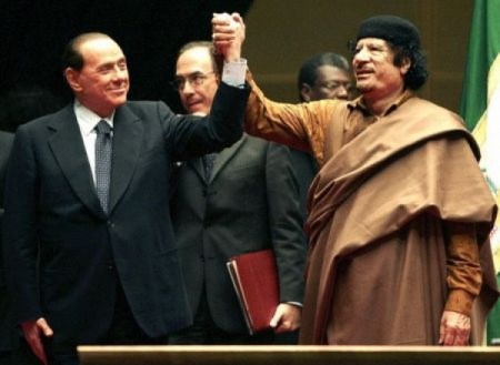 Μπερλουσκόνι: “Ο Καντάφι έβαλε να με καθαρίσουν”