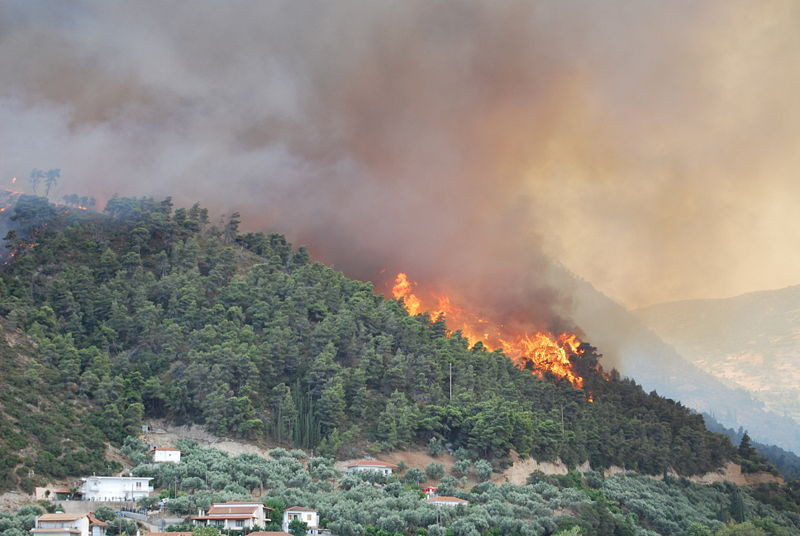 Σε εξέλιξη πυρκαγιά στην Κέρκυρα, υπό έλεγχο στο Ρέθυμνο