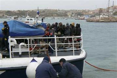 Νεκροί μετανάστες σε πλοιάριο που κατευθυνόταν στη Λαμπεντούζα