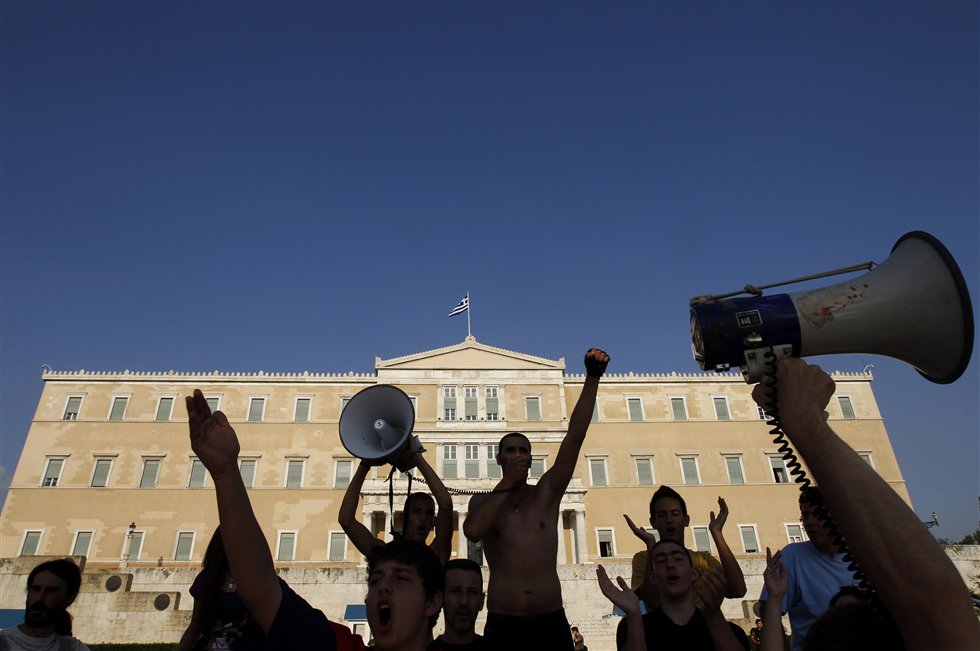 Στο Σύνταγμα τα μεσάνυχτα οι Αγανακτισμένοι