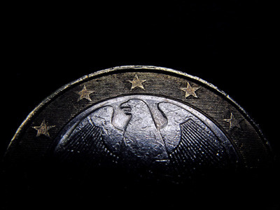 Απώλειες για το ευρώ – Στο κόκκινο τα χρηματιστήρια