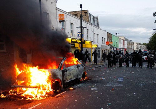 Die Zeit: «Σε τι διαφέρει η εξέγερση από τις ταραχές;»