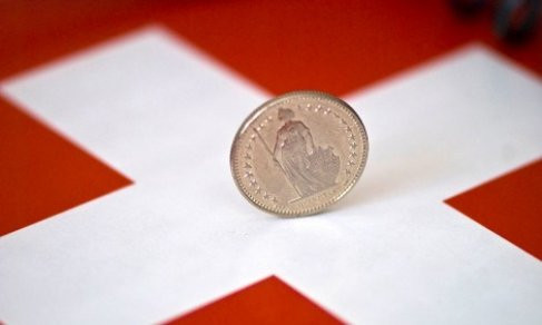 Μέτρα κατά της ανατίμησης του φράγκου εξετάζει η Ελβετία