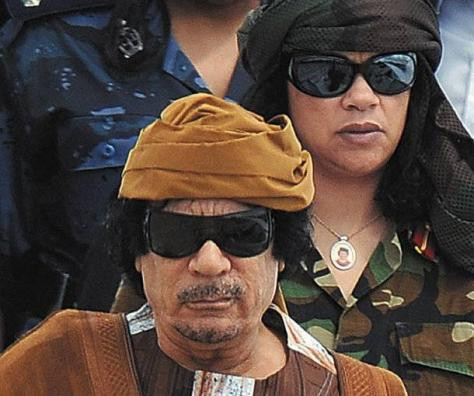 «Αμνηστία σε όποιον παραδώσει τον Καντάφι»