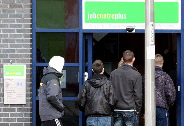 Πάνω από 400.000 οι μακροχρόνια άνεργοι στη Βρετανία