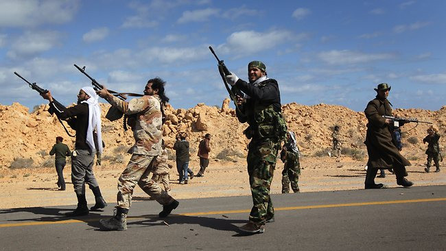 ΔΕΕΣ: Εκατοντάδες οι αιχμάλωτοι των Λίβυων εξεγερμένων