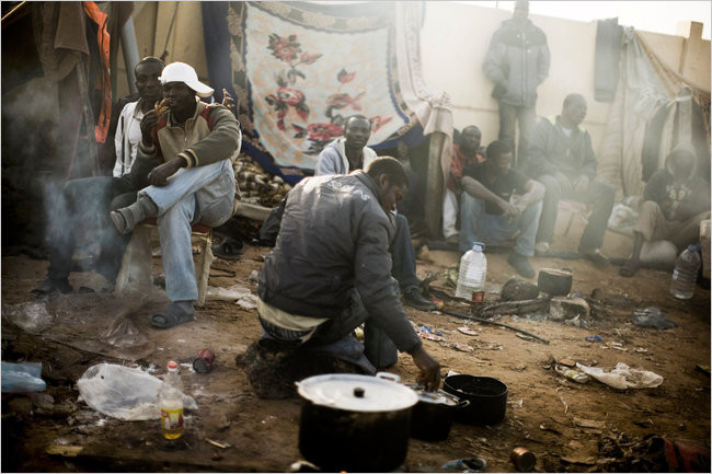 Υπό «φριχτες συνθήκες» εκατοντάδες πρόσφυγες στην Τρίπολη