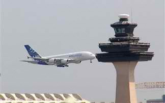 Για προβλήματα στην ασφάλεια πτήσεων λόγω περικοπών προειδοποιούν οι ελεγκτές