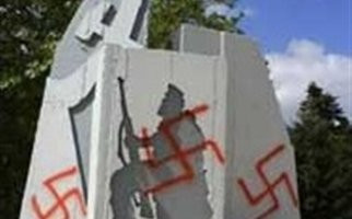 Βεβηλώθηκε ξανά το μνημείο του ΕΛΑΣ στο Περτούλι