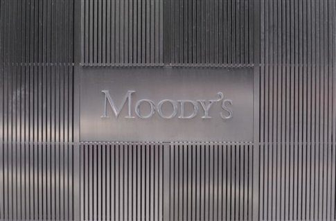 Δυο γαλλικές τράπεζες υποβάθμισε η Moody’s