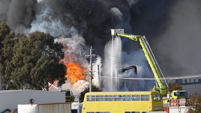 Τεράστια πυρκαγιά σε χώρο χημικής βιομηχανίας της Καμπέρας
