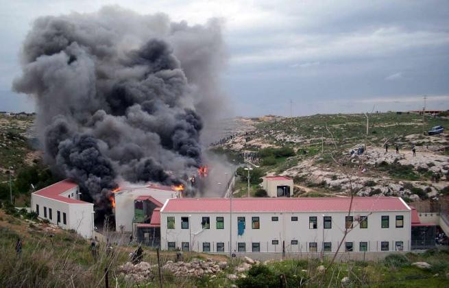 Εκετεταμένη πυρκαγιά στο κέντρο μεταναστών της Λαμπεντούζα