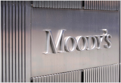 Τρεις αμερικανικές τράπεζες υποβάθμισε ο Moody’s