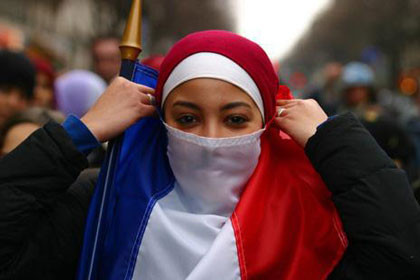 Πρώτη καταδίκη γυναικών για το νικάμπ στη Γαλλία