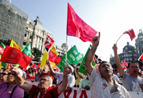 Πορτογάλοι και Βρετανοί στους δρόμους για τα μέτρα λιτότητας